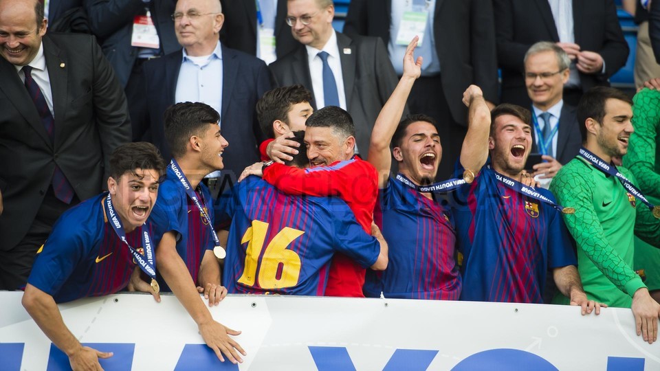 احتفالات لاعبي برشلونة تحت 19 سنة بلقب دوري أبطال أوروبا للشباب 79836227