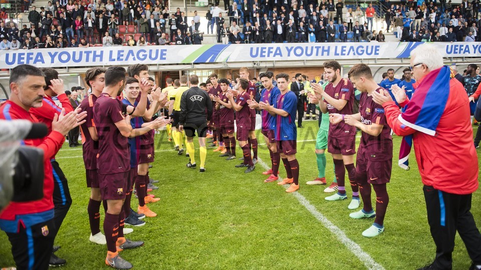 احتفالات لاعبي برشلونة تحت 19 سنة بلقب دوري أبطال أوروبا للشباب 79835977