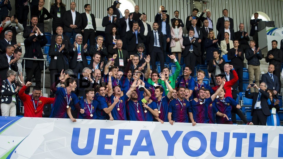 احتفالات لاعبي برشلونة تحت 19 سنة بلقب دوري أبطال أوروبا للشباب 79836233