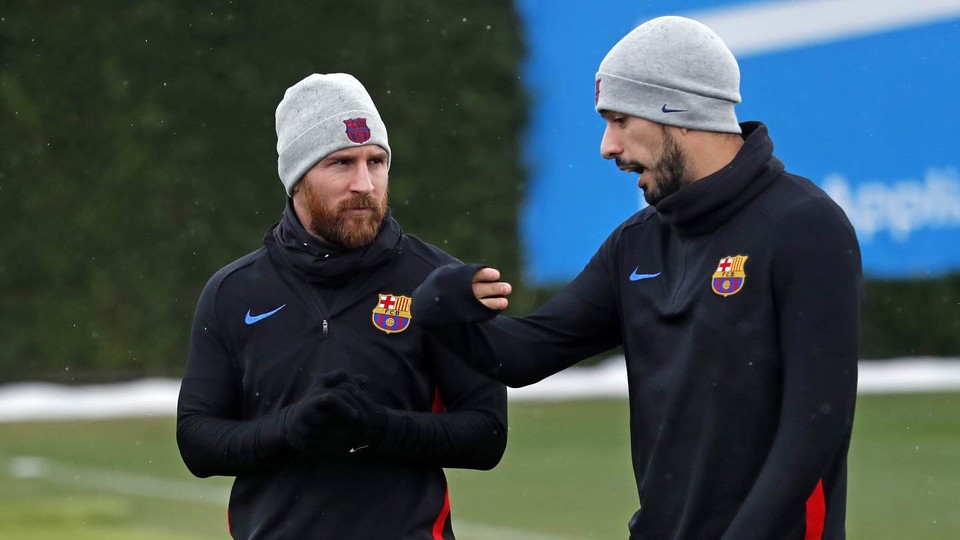 62694476 El Barça vuelve al trabajo en una sesión marcada por la lluvia - Comunio-Biwenger