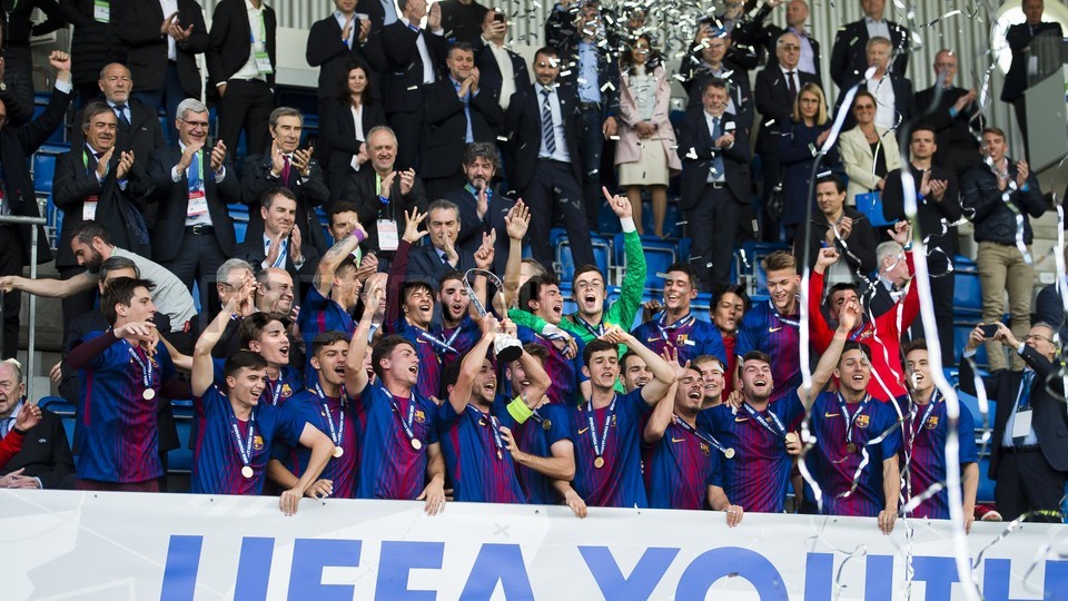 احتفالات لاعبي برشلونة تحت 19 سنة بلقب دوري أبطال أوروبا للشباب 79836239