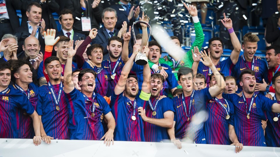 احتفالات لاعبي برشلونة تحت 19 سنة بلقب دوري أبطال أوروبا للشباب 79836245