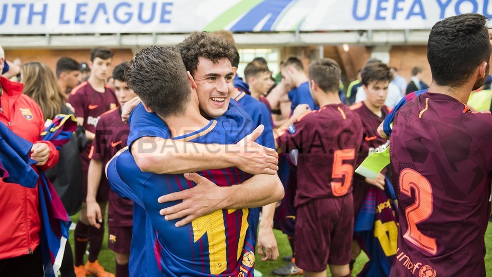 احتفالات لاعبي برشلونة تحت 19 سنة بلقب دوري أبطال أوروبا للشباب 79835995
