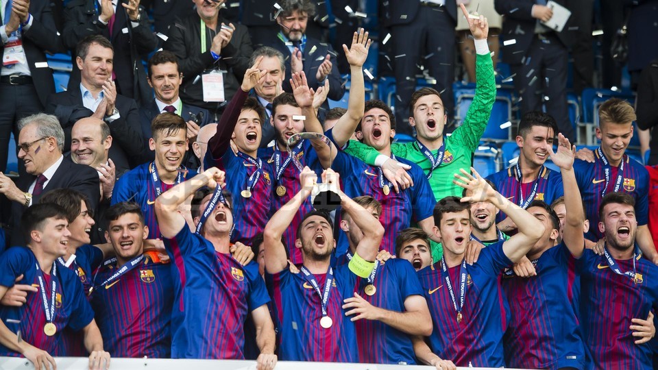 احتفالات لاعبي برشلونة تحت 19 سنة بلقب دوري أبطال أوروبا للشباب 79836251