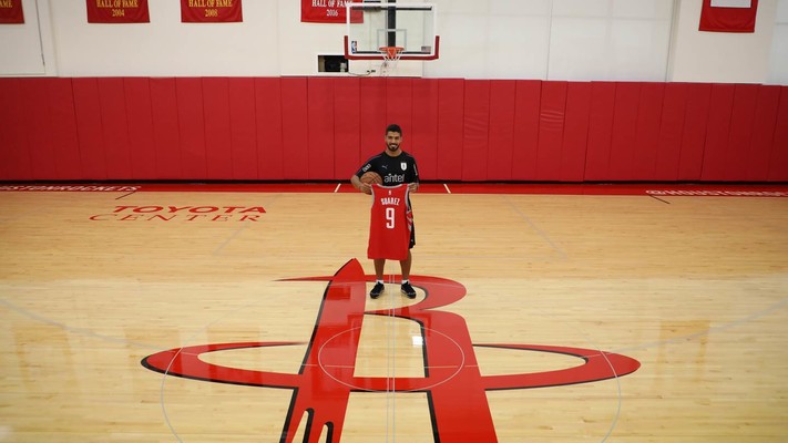 Luis Suárez visits Houston Rockets