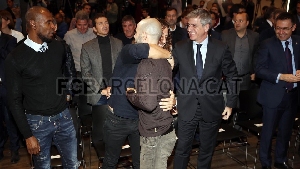 بالصور : تكریم ماسكیرانو قبل رحیله عن نادي برشلونة 67425376
