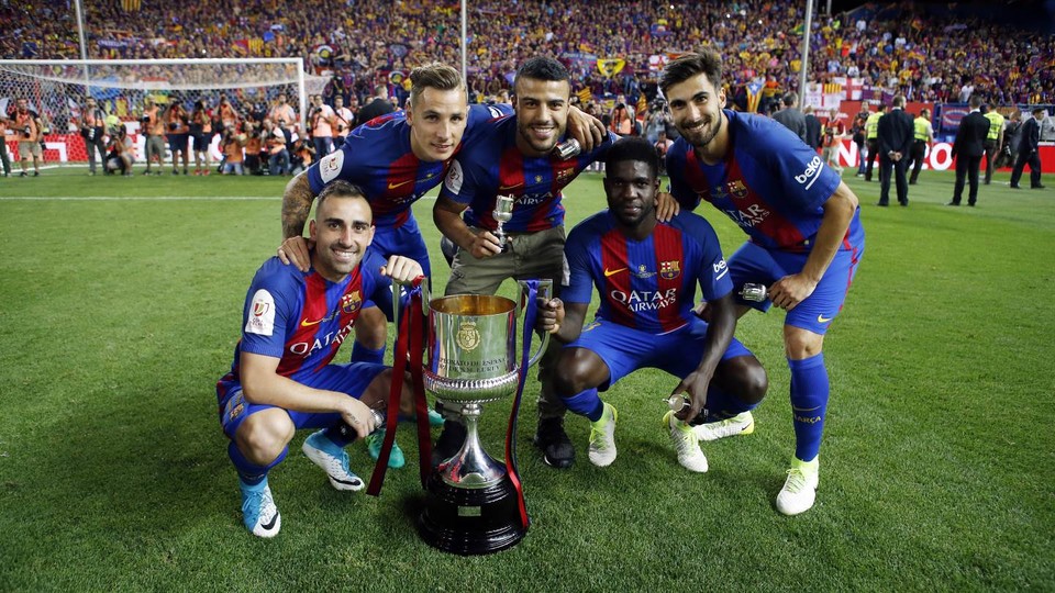 La Célébration De Joueurs Du FC Barcelone Après La Victoire En Finale ...