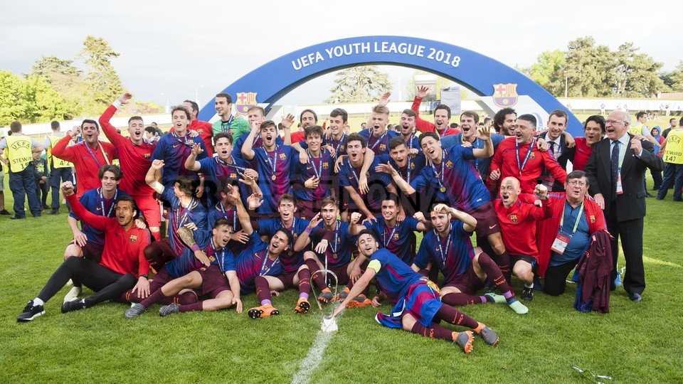 احتفالات لاعبي برشلونة تحت 19 سنة بلقب دوري أبطال أوروبا للشباب 79836001
