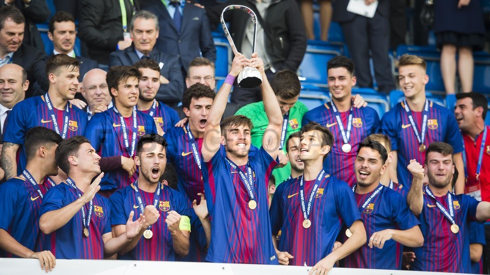 احتفالات لاعبي برشلونة تحت 19 سنة بلقب دوري أبطال أوروبا للشباب 79836257