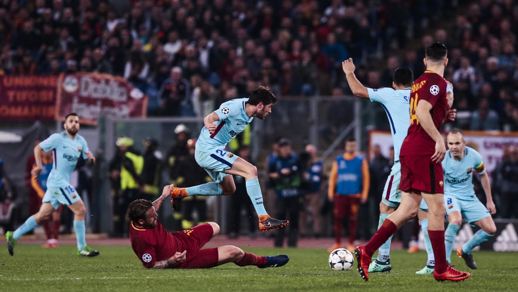 صور مباراة : روما - برشلونة 3-0 ( 10-04-2018 )  77807970
